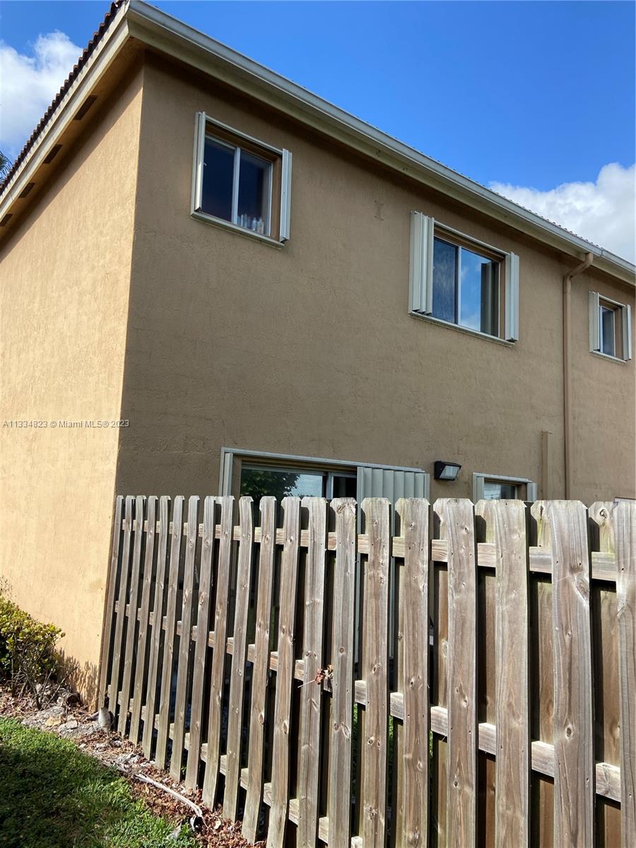 EMERALD LAKES - Residential