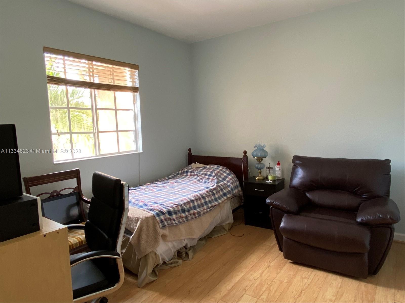 EMERALD LAKES - Residential