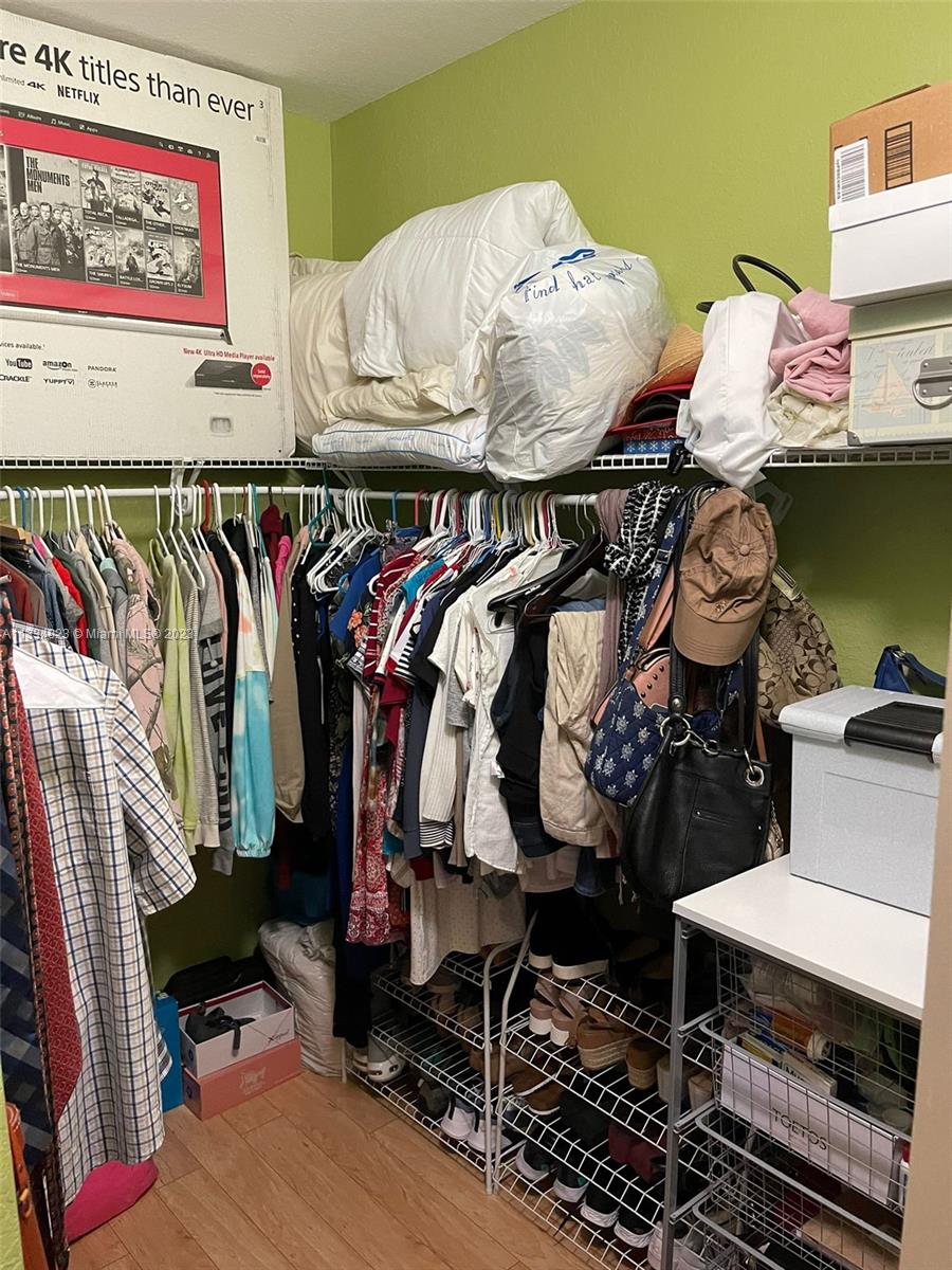 EMERALD LAKES - Residential