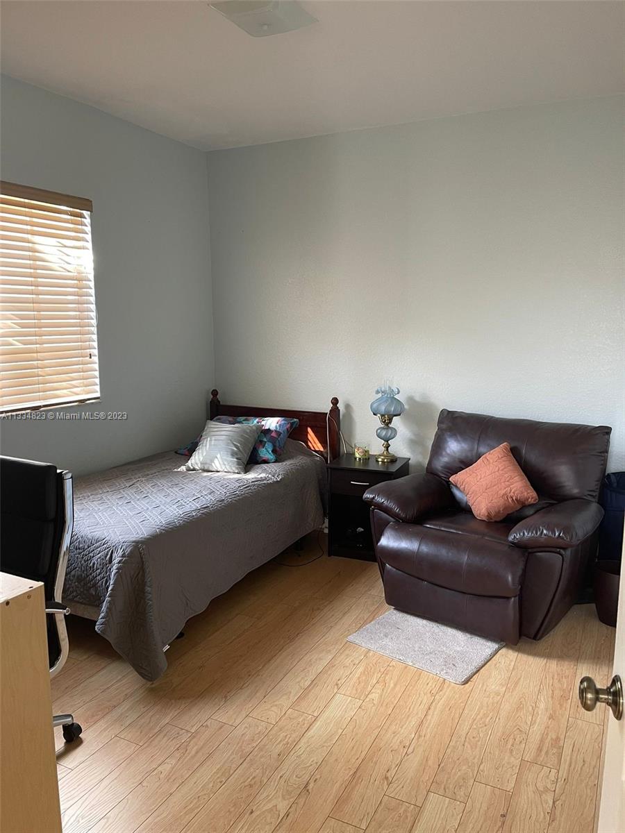 EMERALD LAKES - Residential