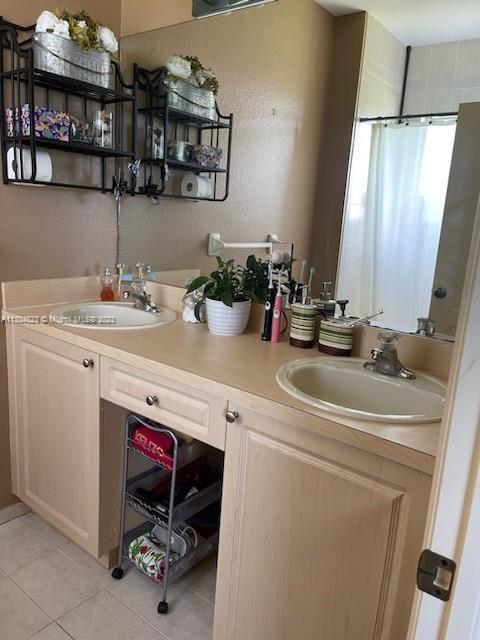 EMERALD LAKES - Residential