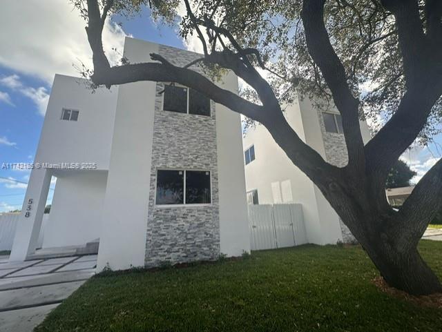 Welcome to this stunning new construction townhouse, designed with the perfect blend of modern style and functionality. This spacious 3-bedroom, 2.5-bathroom home offers 1600 square feet of thoughtfully designed living space, ideal for families, professionals, or anyone looking for a contemporary, move-in-ready home. Located in a sought-after neighborhood with convenient access to local amenities, schools, shopping, and major roads.
Three generously sized bedrooms perfect for relaxation and privacy.
Two an a half bathrooms Stylish with sleek fixtures, offering both comfort and convenience.
A beautiful, open-concept kitchen with modern appliances and plenty of counter space. Perfect for entertaining or enjoying family meals in a bright, airy space.