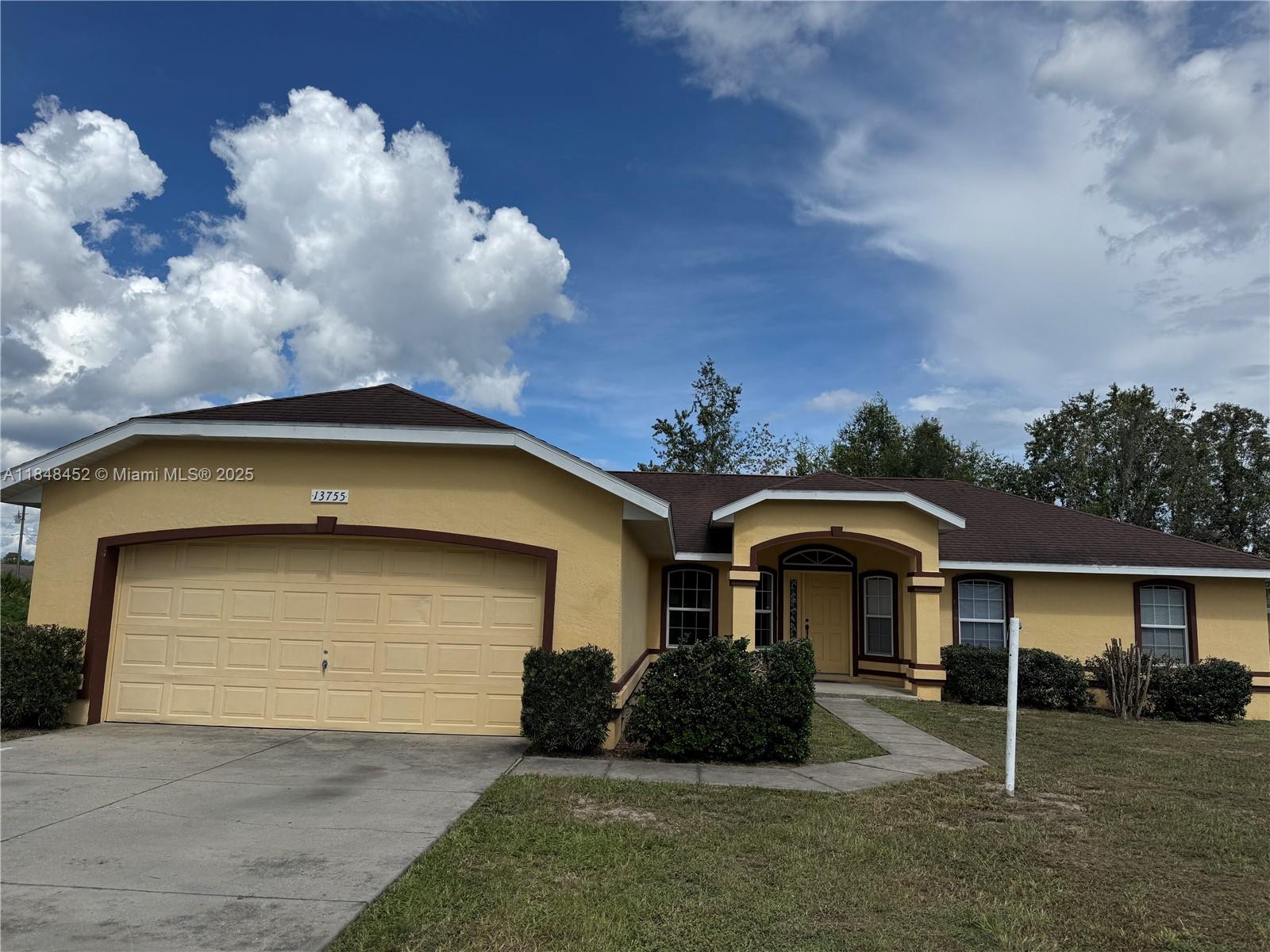 BEAUTIFUL SINGLE-FAMILY HOME 3 BEDROOMS 2 BATHS PLUS DENN. CATEDRAL CEILING IN LIVING ROOM AND KITCHEN. THE MASTER BEDROOM SUITE INCLUDES MASTER BATHROOM, WALK-IN- CLOSET, TWO CAR GARAGE AND AUTOMATIC OPENERS.