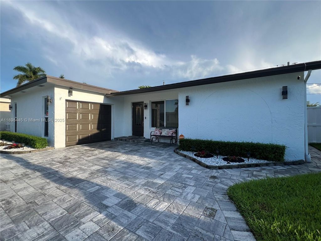 Photo of 11370 NW 46th Pl, Sunrise, FL 33323 (MLS # A11898445)