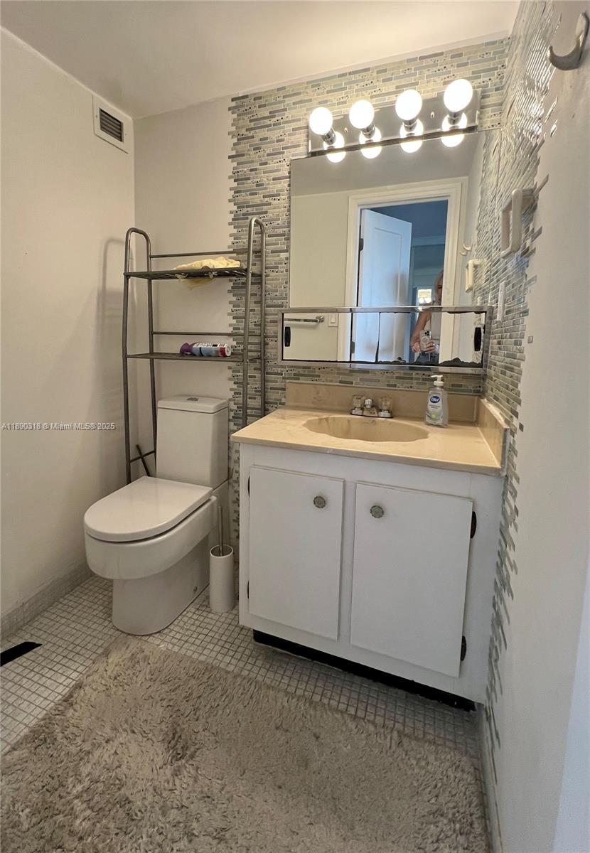 PLAZA OF AMERICAS CONDO P - Residential Lease
