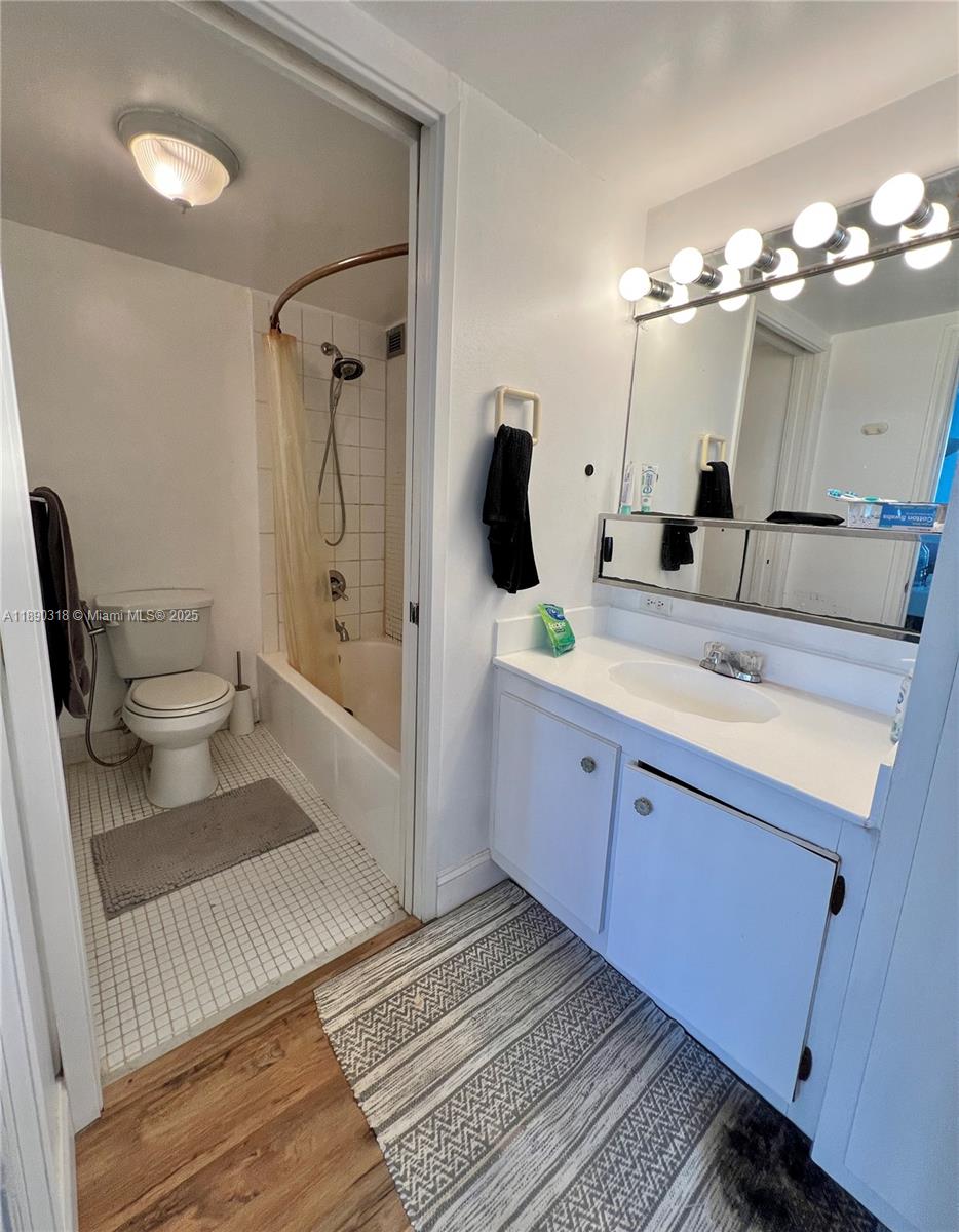 PLAZA OF AMERICAS CONDO P - Residential Lease