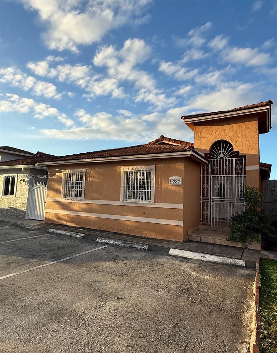 LOS PALACIOS I CONDO - Residential Lease