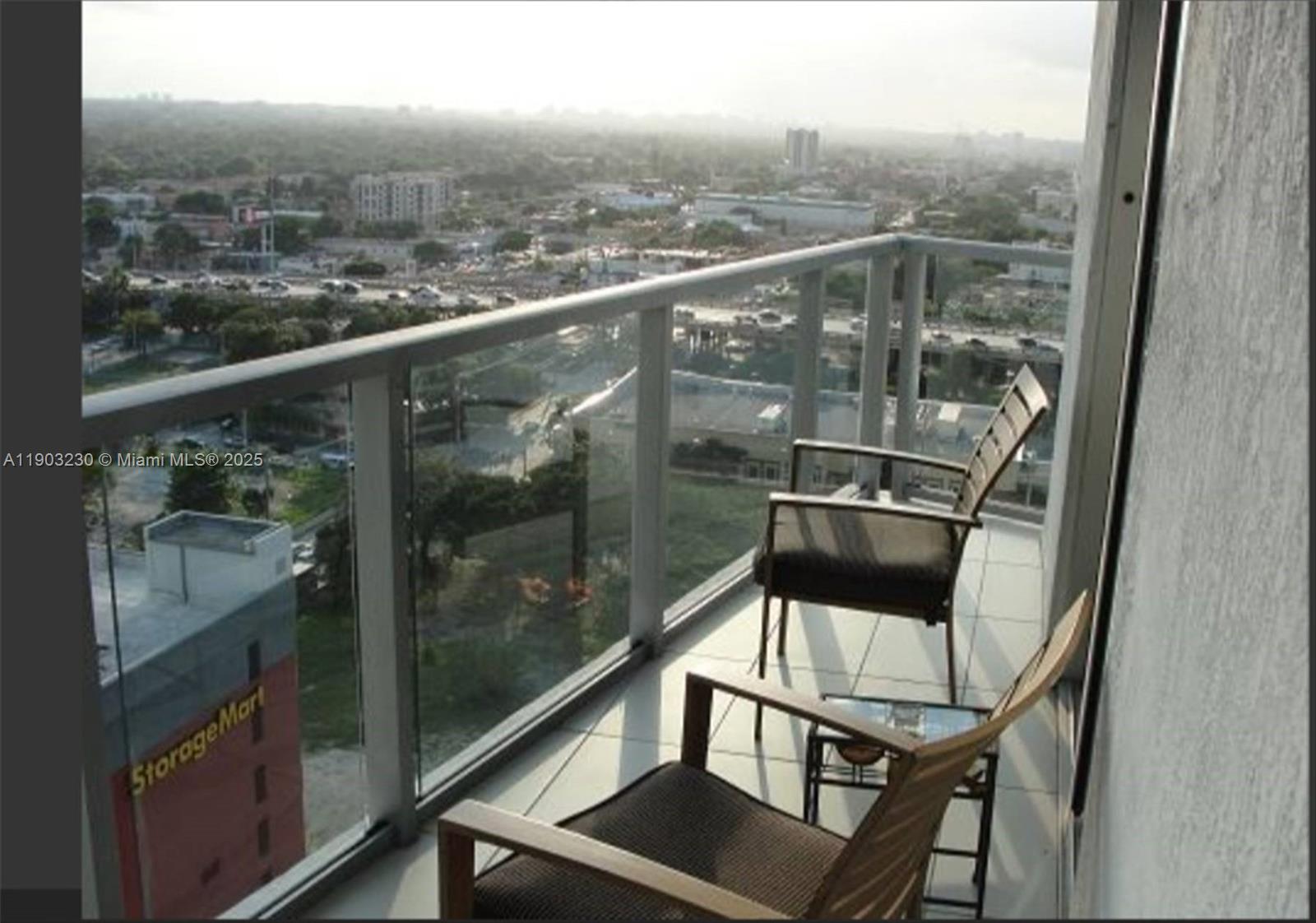 LATITUDE ON THE RIVER - Residential