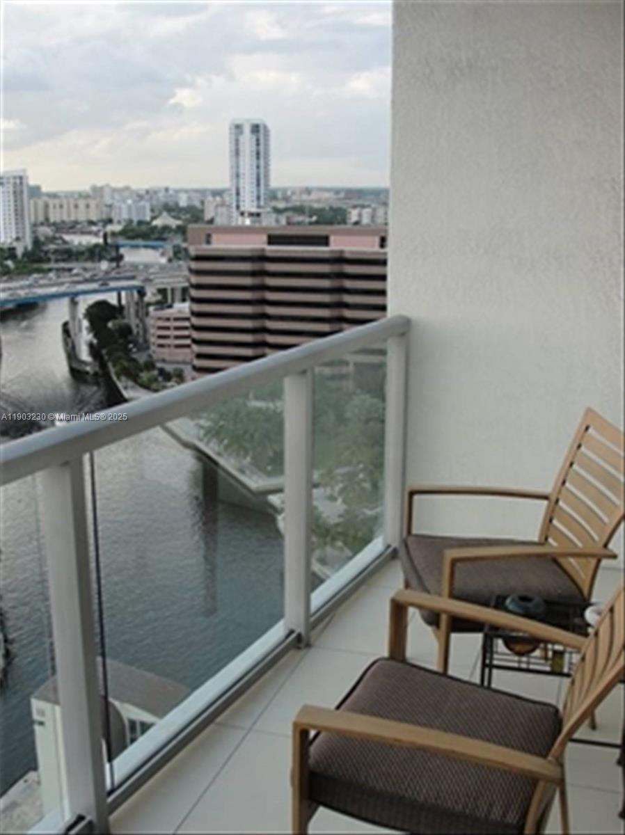 LATITUDE ON THE RIVER - Residential
