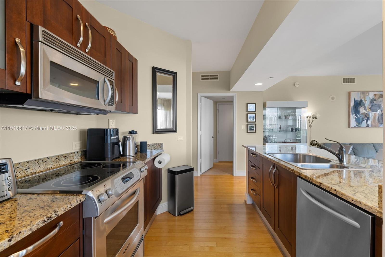 TURNBERRY VLG NO TOWER CO - Residential Lease