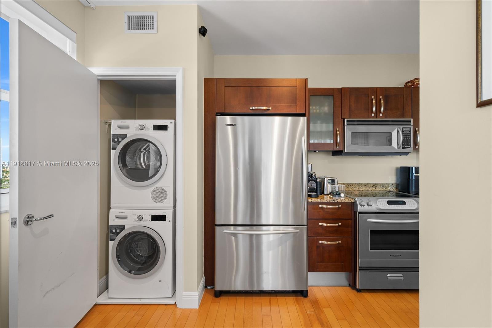 TURNBERRY VLG NO TOWER CO - Residential Lease