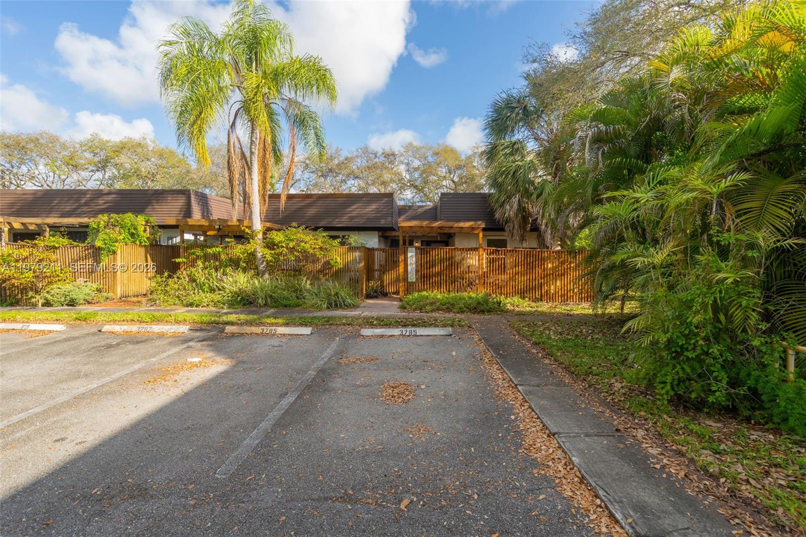 HOLLYWOOD GARDENS - Residential