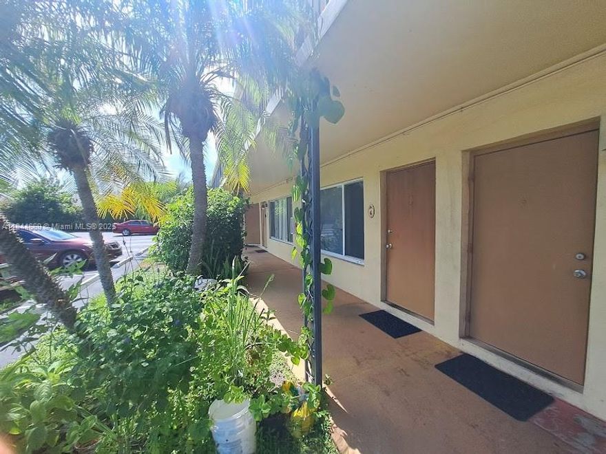1 BEDROOM 1 BATH APARTMENT ON THE 1st FLOOR, COMMUNITY POOL AND 1 ASSIGNED PARKING SPACE. 10 MINUTES TO THE BEACH AND WALKING DISTANCE TO RESTAURANTS.
