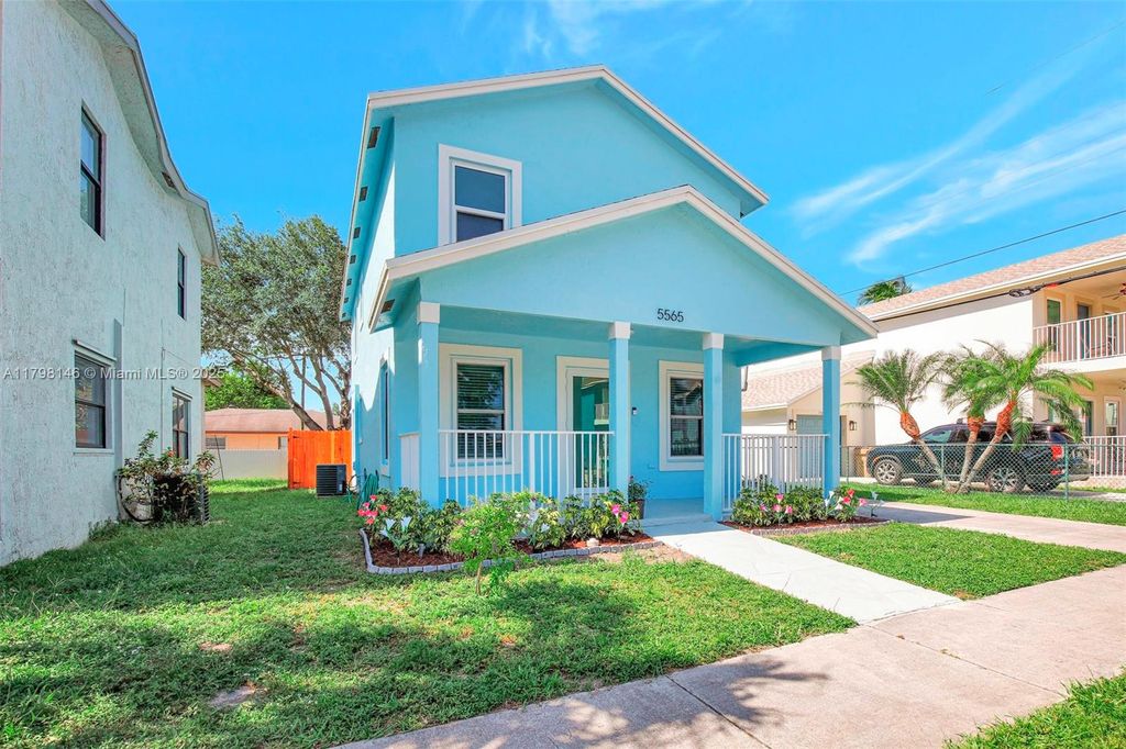 Photo of 5565 SW 43rd St, Davie, FL 33314 (MLS # A11798146)