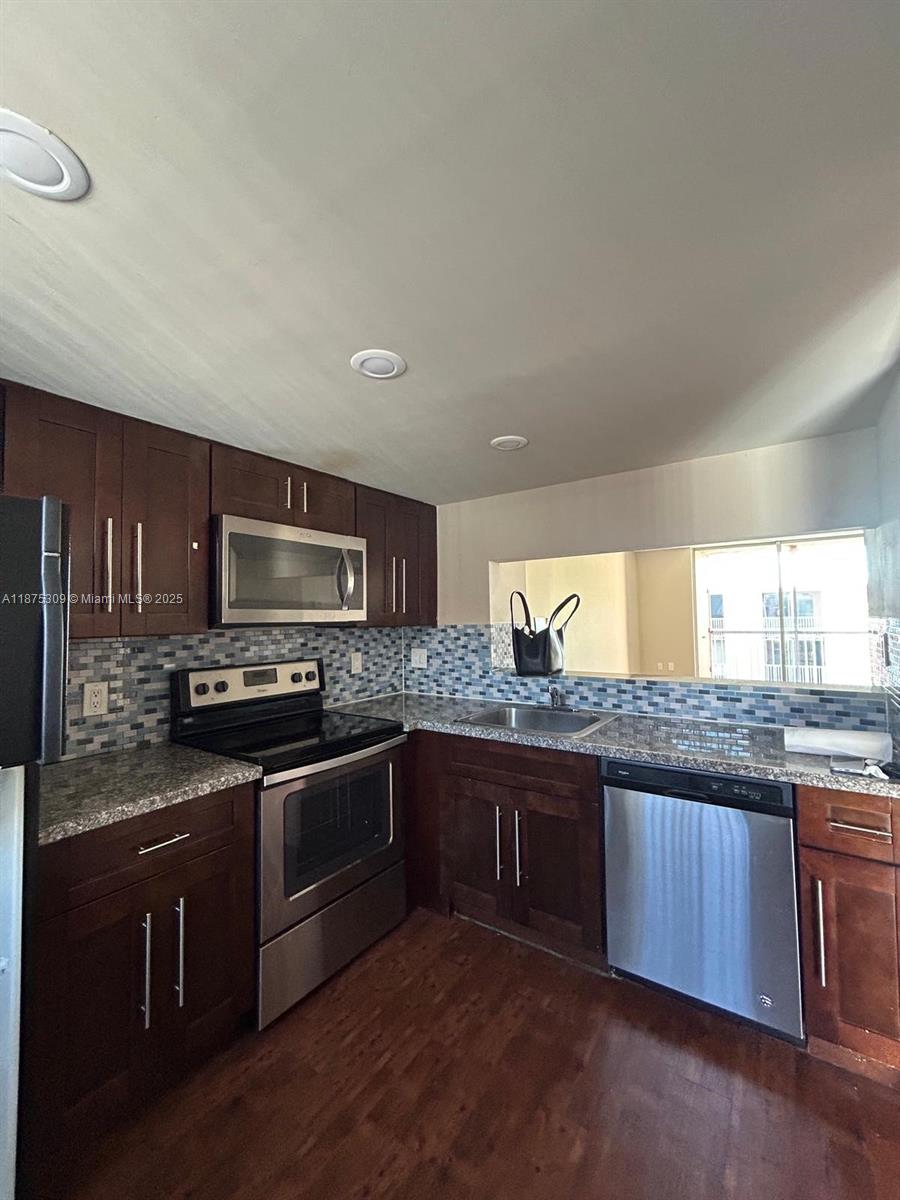 Beautifully updated unit in the gated community of Point South, Cutler Bay. Features wood-look flooring throughout, renovated kitchen with stainless steel appliances & granite counters, plus modern bathrooms with marble-look tile. Easy to show!