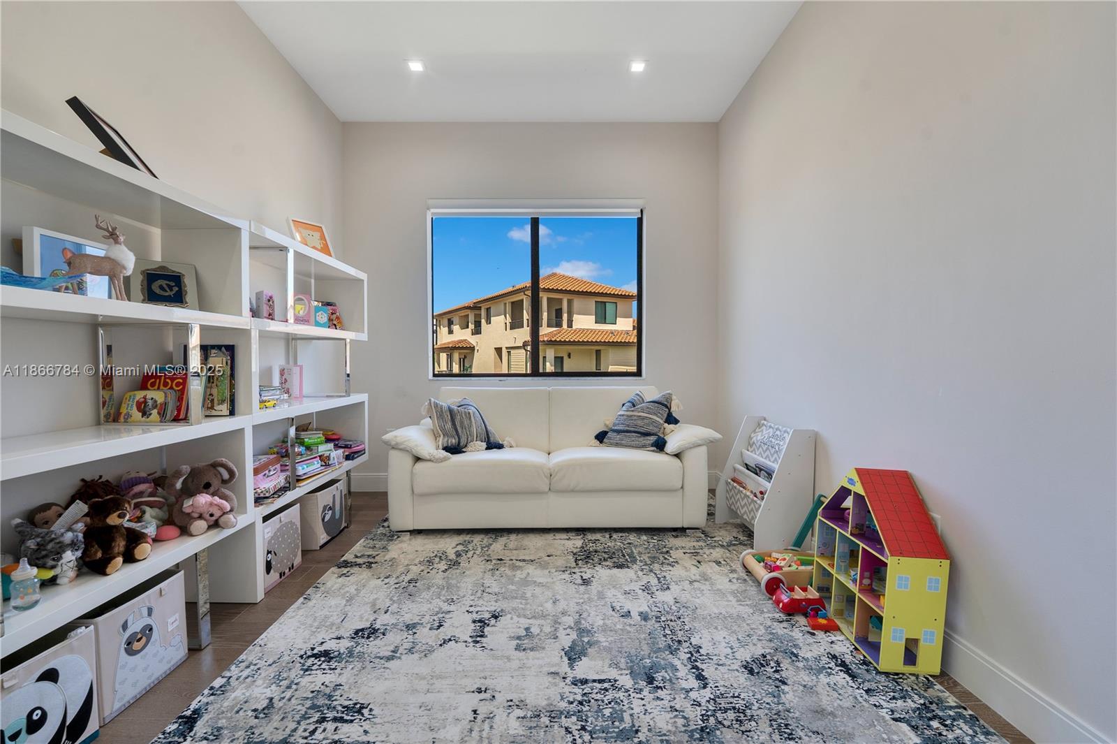 DOWNTOWN DORAL SOUTH PHAS - Residential Lease