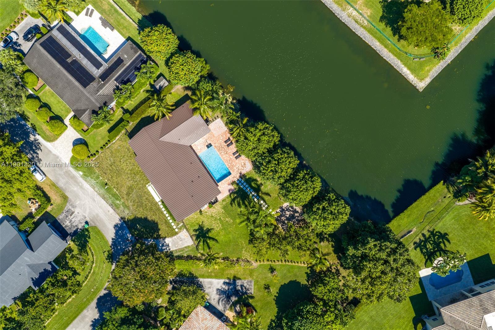 10945 SW 75th Ct, Pinecrest, FL, 33156/$3,100,000 2 10945 SW 75th Ct