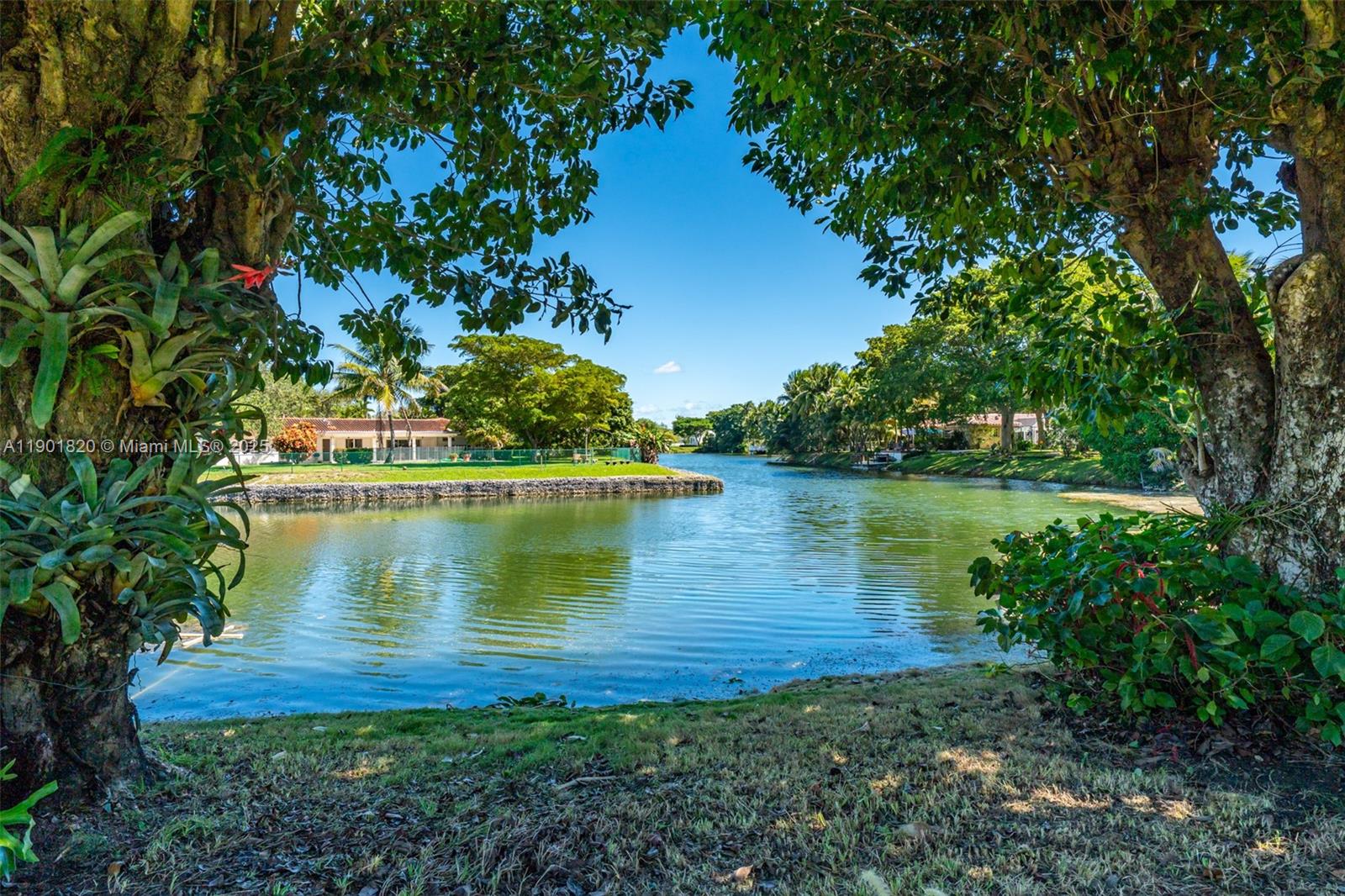 10945 SW 75th Ct, Pinecrest, FL, 33156/$3,100,000 4 10945 SW 75th Ct