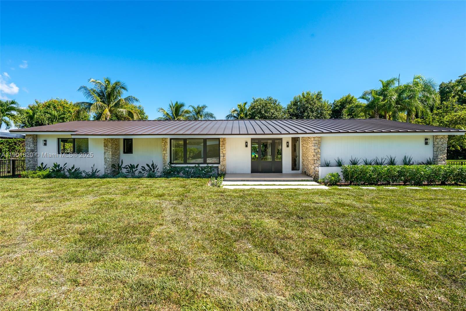 10945 SW 75th Ct, Pinecrest, FL, 33156/$3,100,000 3 10945 SW 75th Ct