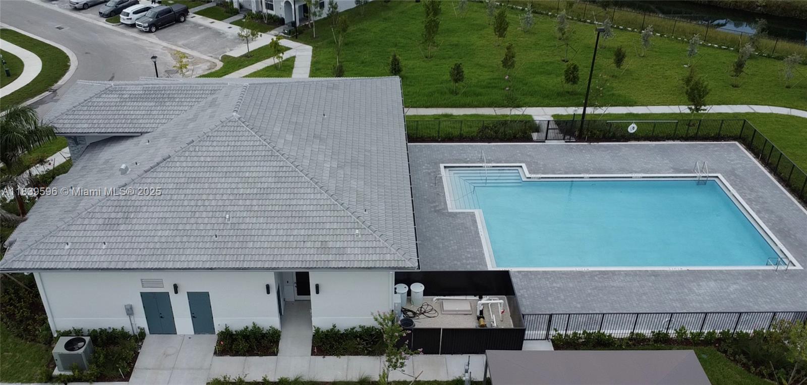 PARADISE PINES - Residential