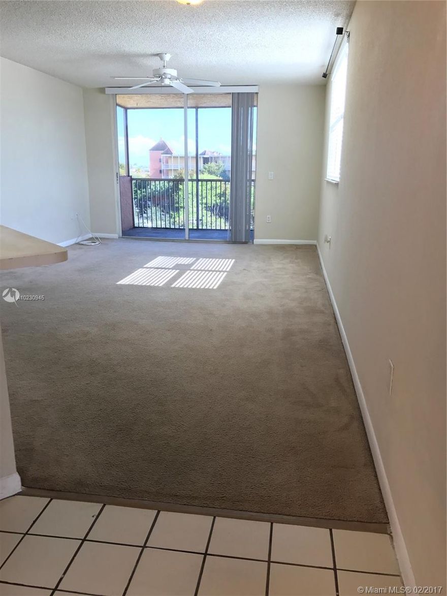 Neutral color Paint, White Blinds!!! Corner unit,Top Floor, in front of elevator,Extra window,lots of natural light.Great views of the community.Large Balcony with great storage space.All White Kitchen.White Bath. Walking closet, washer and dryer inside unit// Unidad de esquina,piso mÃ¡s alto,frente al elevador.Ventana adicional en la sala, Pintado Neutral, Cortinas blancas. Cocina Blanca y Bano blanco, Lavadora /secadora dentro de la unidad, Balcon grande con deposito.