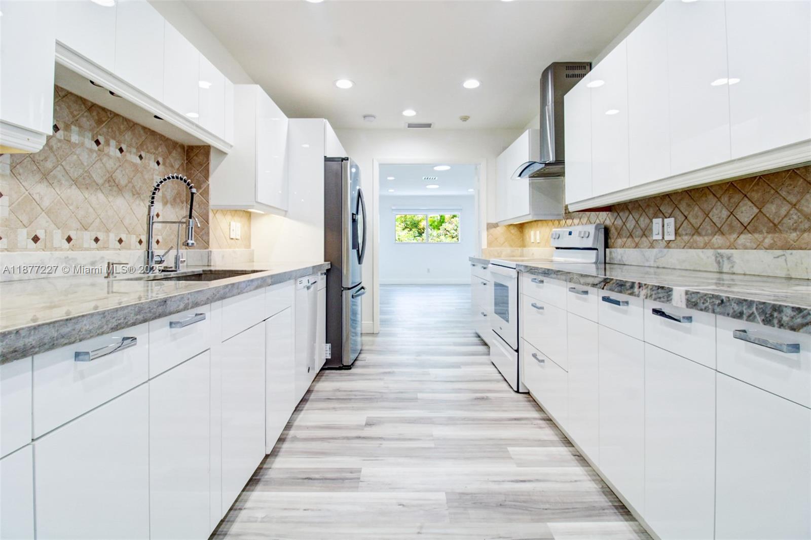 CHAMBERS LAND CO SUB SE1/ - Residential Lease