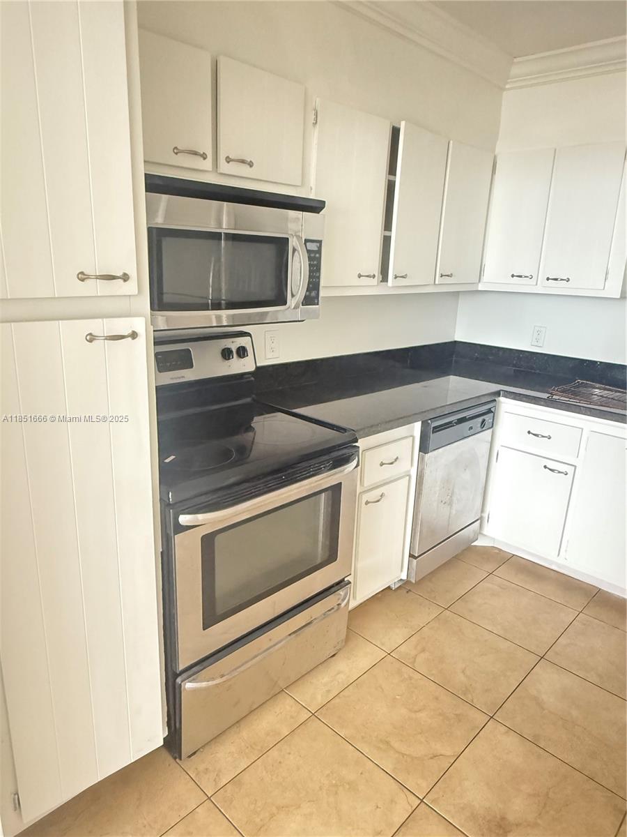 Great opportunity and PRICE in North Miami Beach!
Spacious and bright 1-bedroom, 1.5-bath apartment — perfect for living Located in a quiet community with excellent access to shops, restaurants, beaches, and major highways.
Features a functional kitchen, private balcony, large bedroom with en-suite bathroom, and a convenient guest half-bath.
Includes assigned parking and access to on-site laundry facilities.
Don’t miss this opportunity to own in a growing area! ONLY DEPOSIT