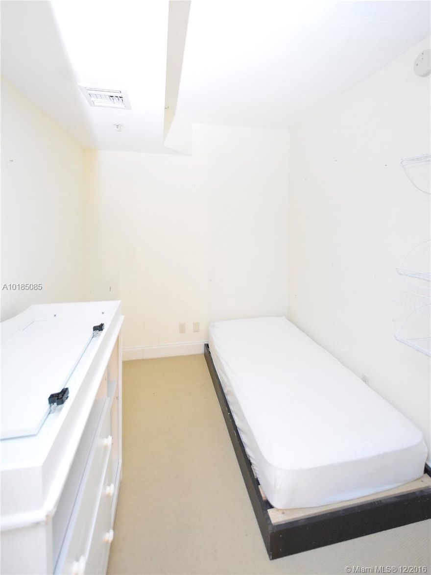 Beautiful 1BR 2BA. 927 SQF. Wood floors in the living area, marble in baths. Open Kitchen, Washer, dryer. Beach, pool, Valet, Concierge