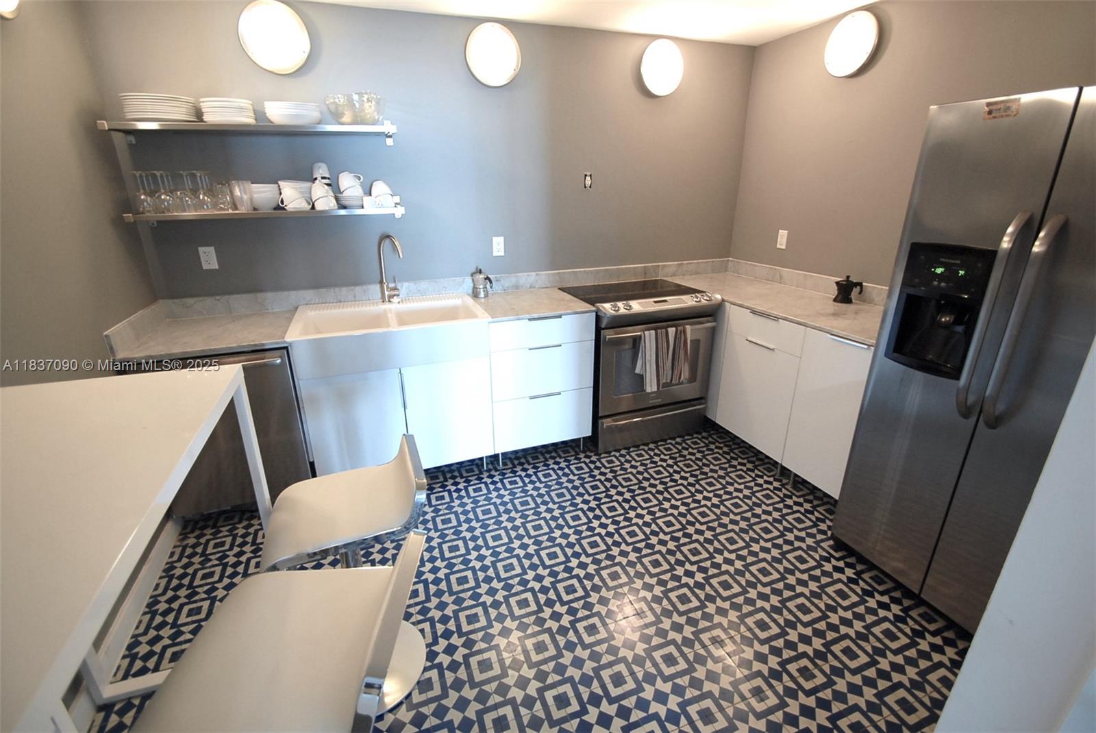 1800 Collins Ave 18F