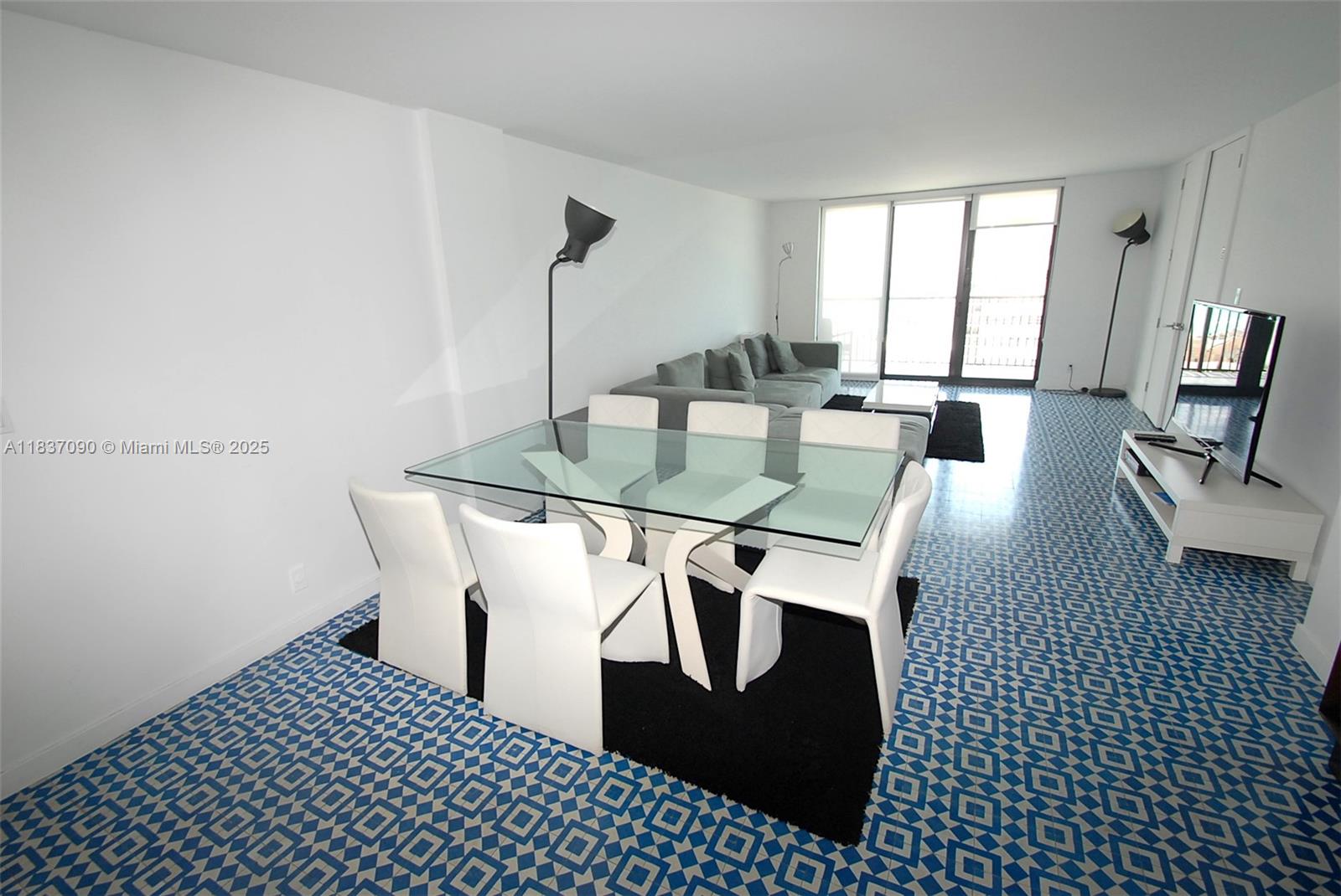 Spacious, bright with a beautiful natural light, 2 bedroom 2 bathroom apartment with panoramic ocean views, 18th floor. The unit is rented unfurnished. Amazing location. One step to the beach and to Lincoln Rd. Corner unit. Indoor heated pool. Great rental opportunity. Available from NOW. Only Long term!
