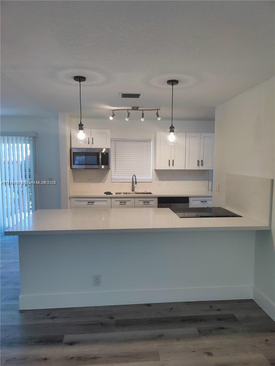 1408 Ne 24th St B, Wilton Manors, Broward County, Florida - 2 Bedrooms  
1 Bathrooms - 
