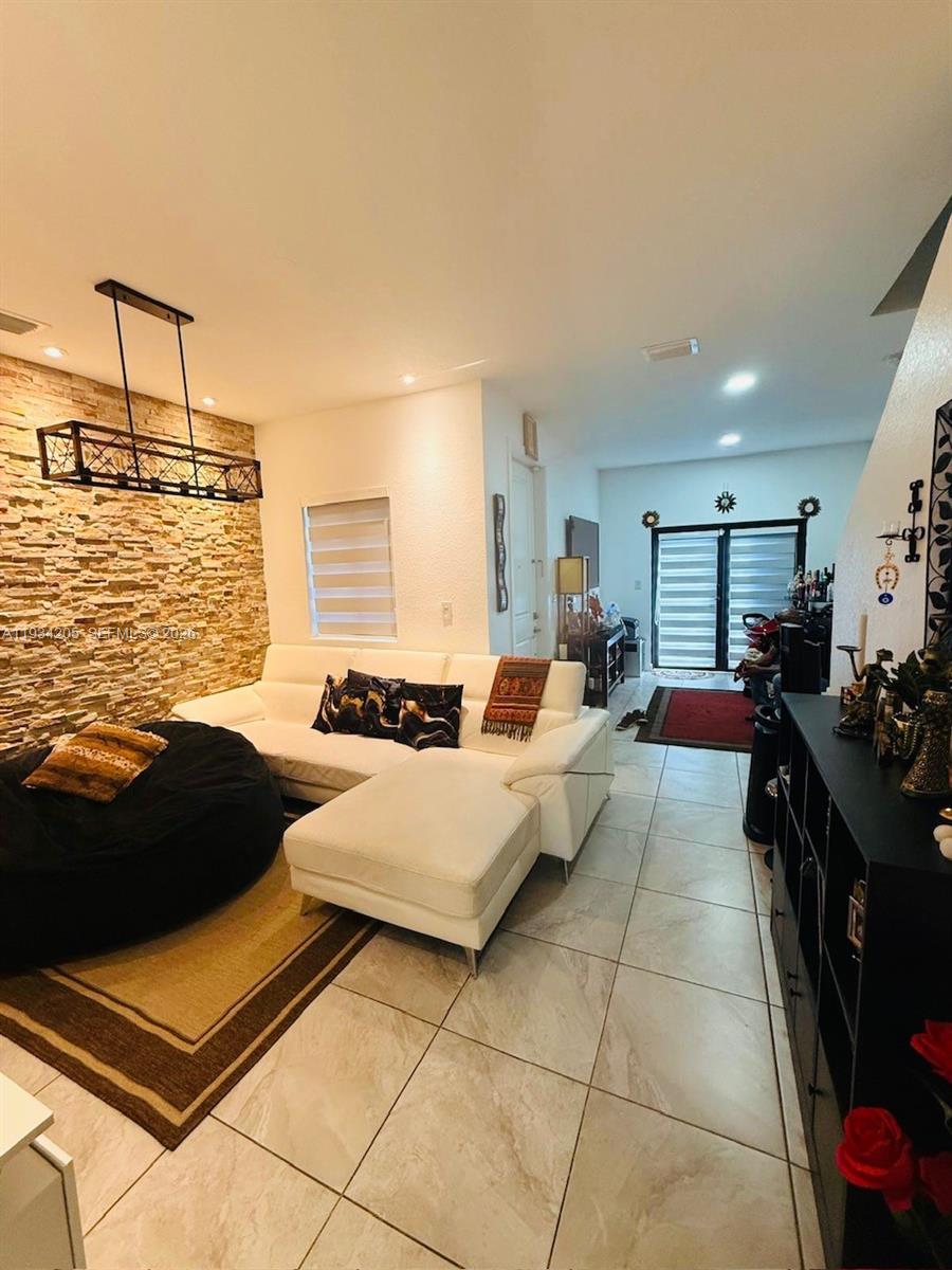 TROPICAL BREEZE TOWNHOUSE - Residential