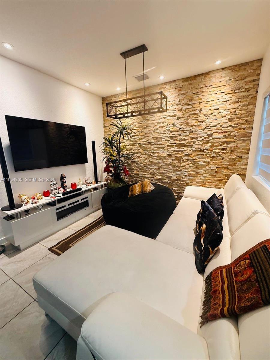 TROPICAL BREEZE TOWNHOUSE - Residential