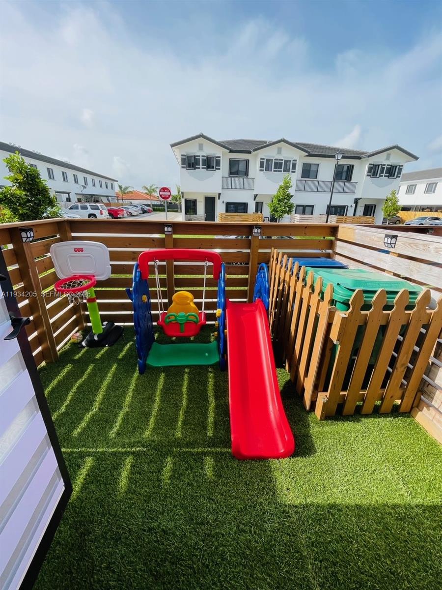 TROPICAL BREEZE TOWNHOUSE - Residential