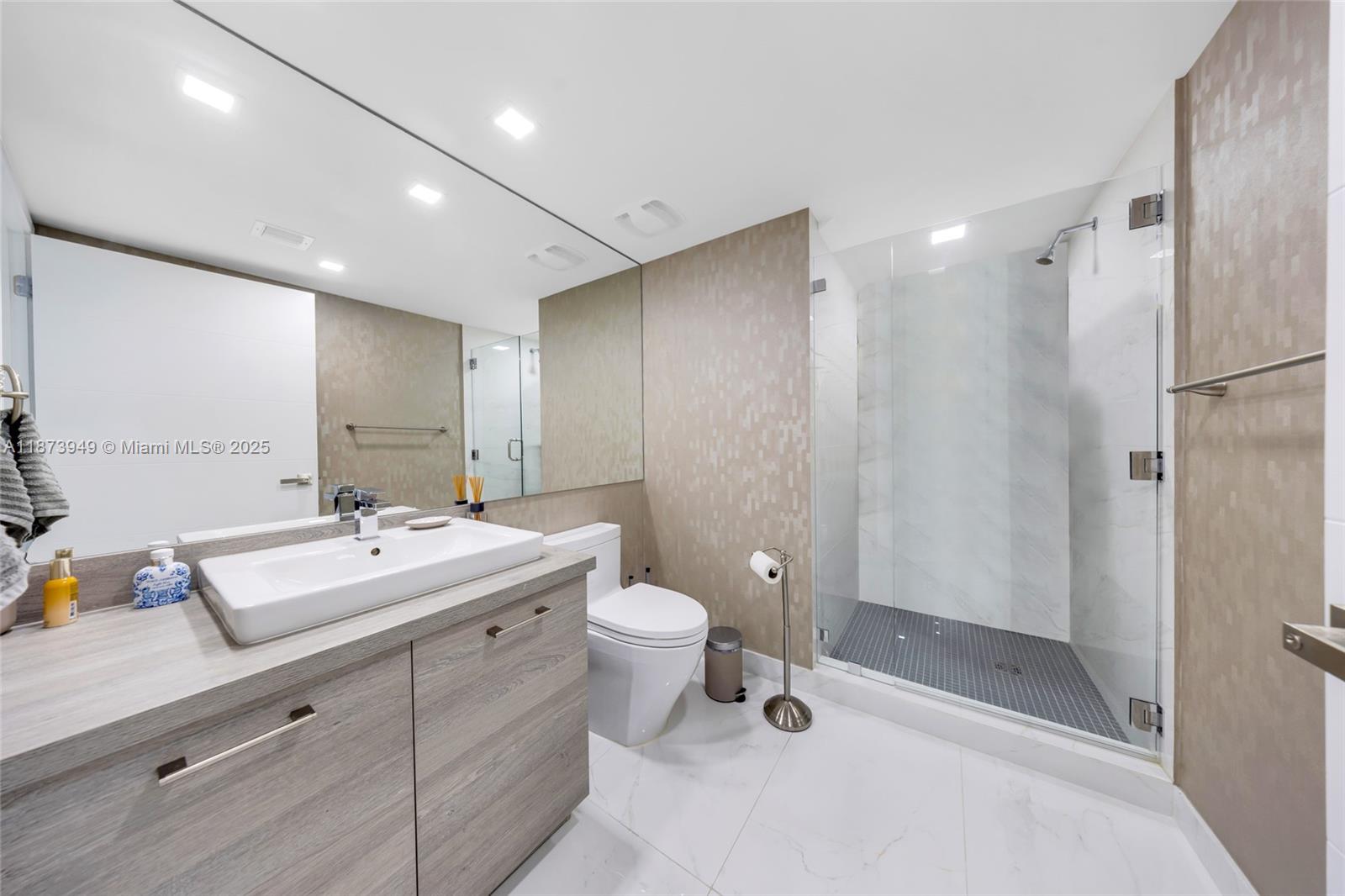 400 SUNNY ISLES CONDO WES - Residential