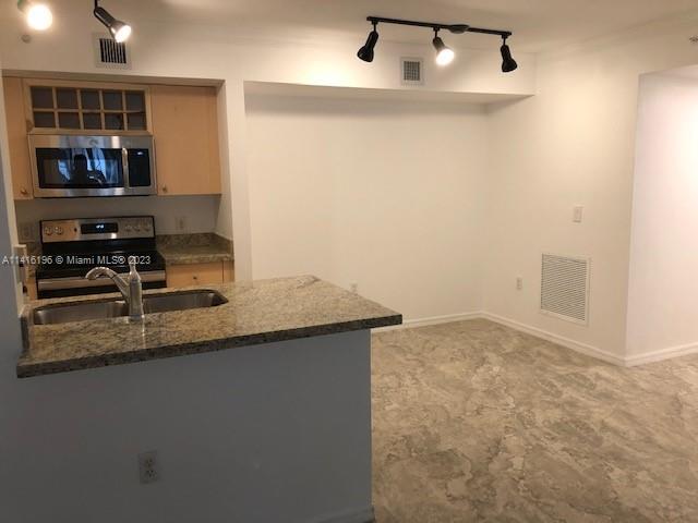 Beautiful and spacious 1 bedroom unit at Aventine. Unit has all new tile floors, granite countertop, new lighting and more! Washer and dryer in unit. Community is very nice and has a beautiful lake, 2 pools and a fitness center. Pet friendly! Available August 18th, 2023.