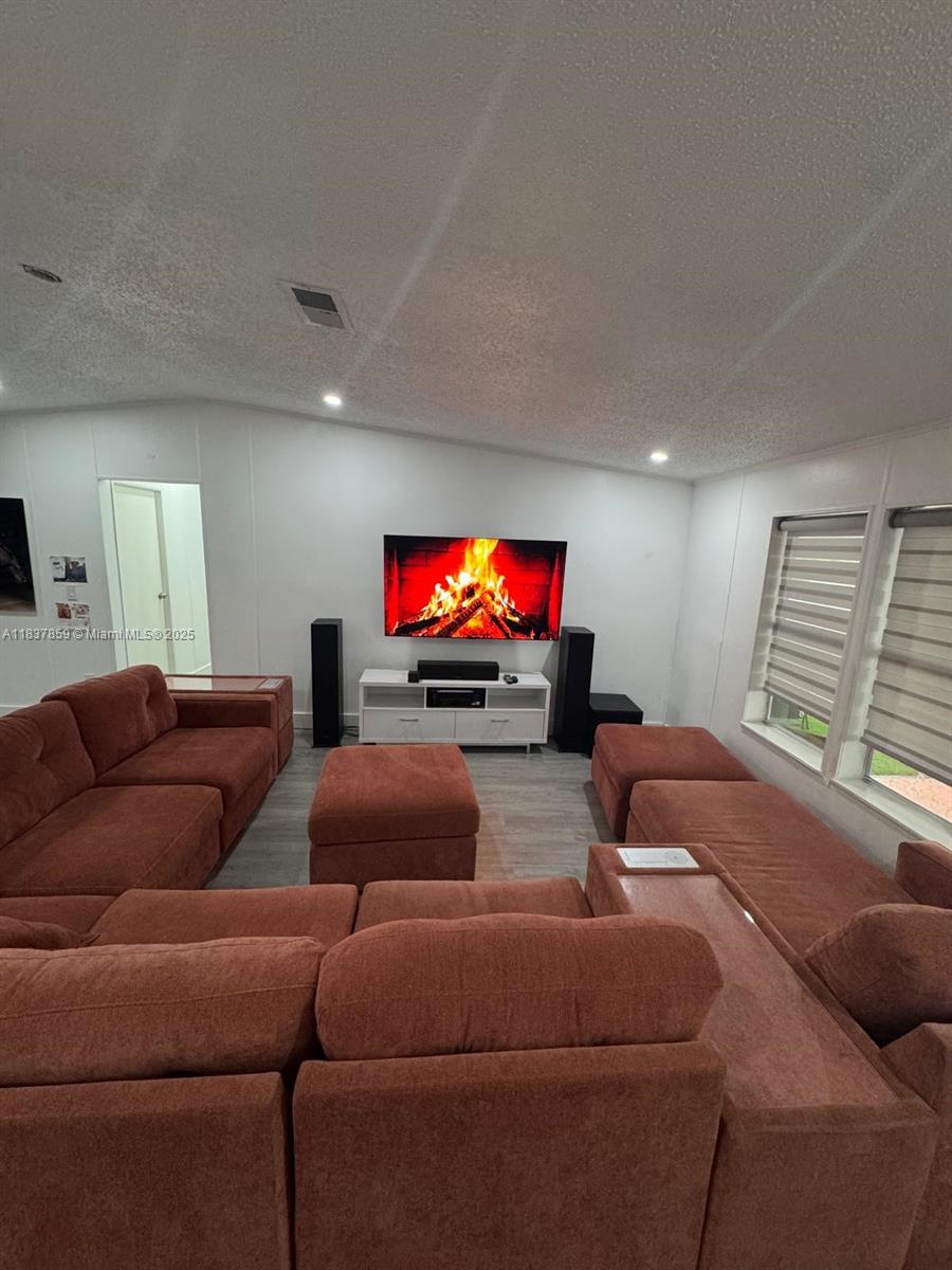 19800 SW 180 Lot 458, Miami, FL, 33187/$340,000 4 19800 SW 180 Lot 458