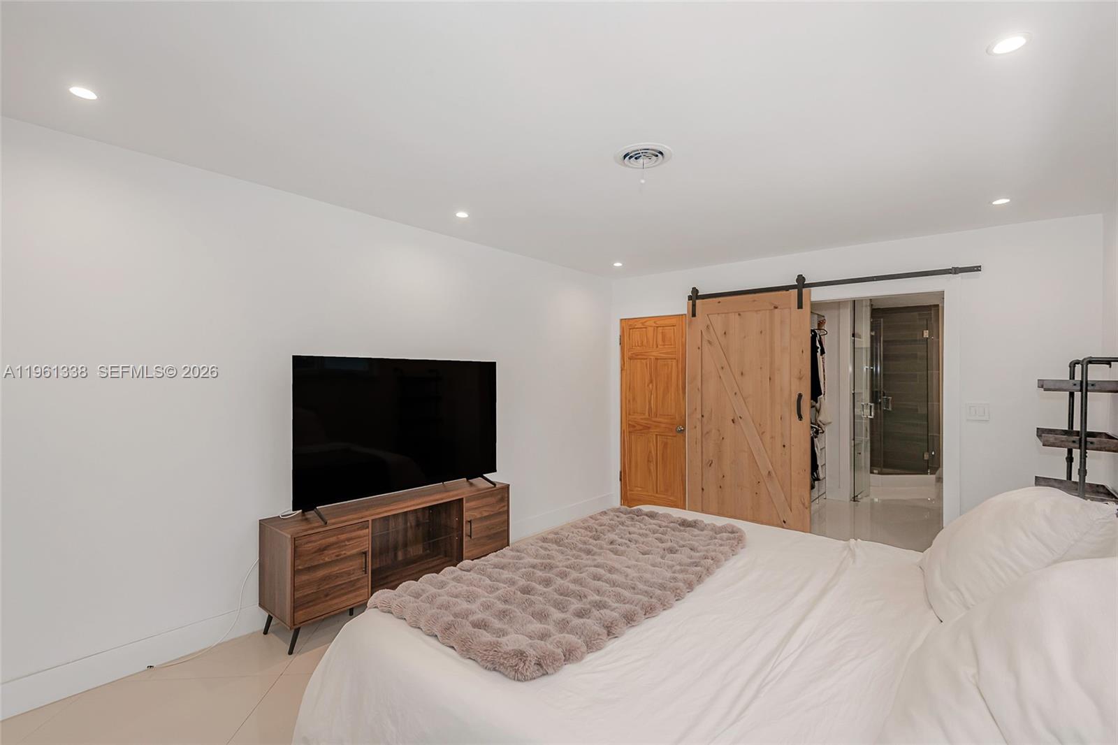 COUNTRY CLUB ESTATES UNIT - Residential