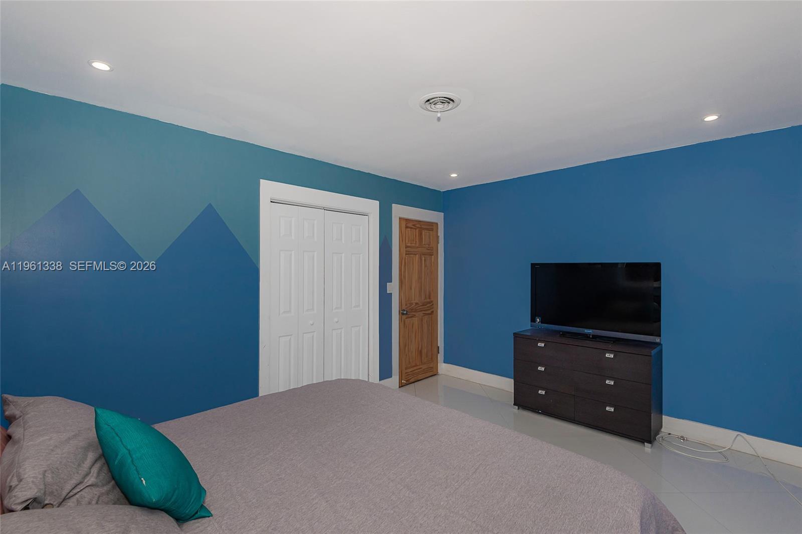 COUNTRY CLUB ESTATES UNIT - Residential