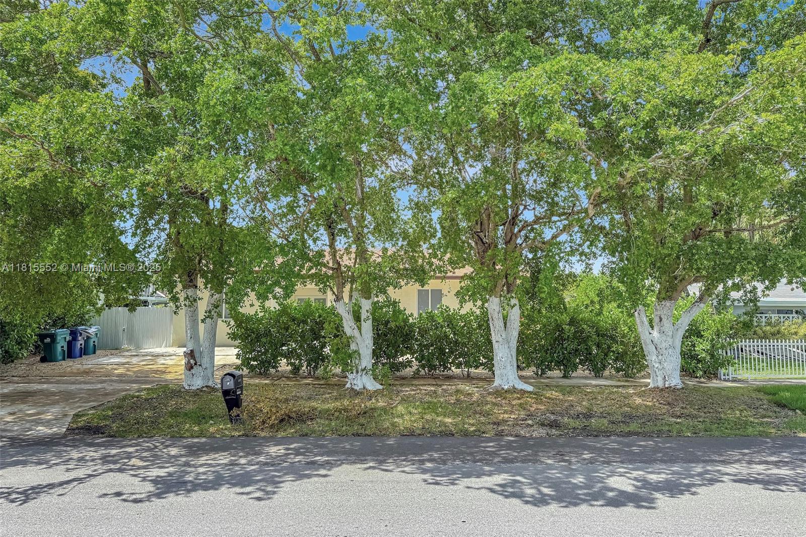 Property for Sale at 10245 Sw 212th St, Cutler Bay, Miami-Dade County, Florida - Bedrooms: 4 
Bathrooms: 4  - $1,099,000