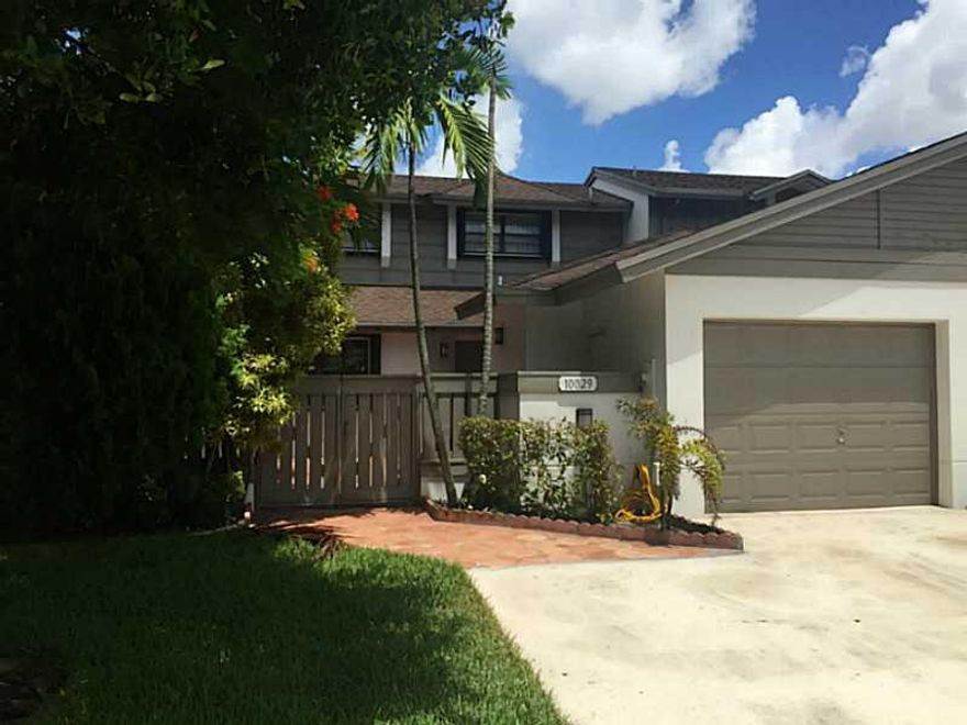 Spacious Townhome located at Townhomes at Doral, completely renovated Kitchen, 1800 SF of living space with a large Master bedroom and Bathroom upstairs, enclosed front and back patios, complete exterior paint recently done and one car garage. This commun ity is part of a private club with pool, restaurants, play areas Gym etc......