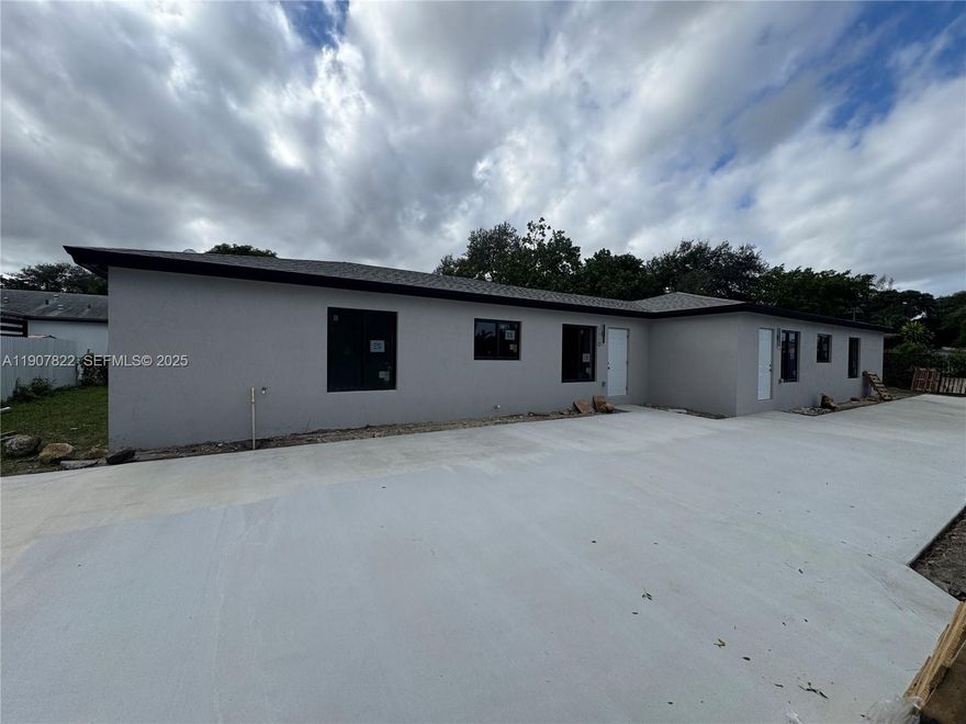 New construction duplex in an excellent location. Features modern finishes and a spacious patio. Great opportunity for investors. Please call for showings.