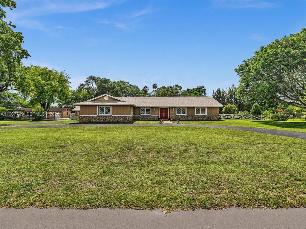 Photo of 5310 SW 109th Ave, Davie, FL 33328 (MLS # A11967799)