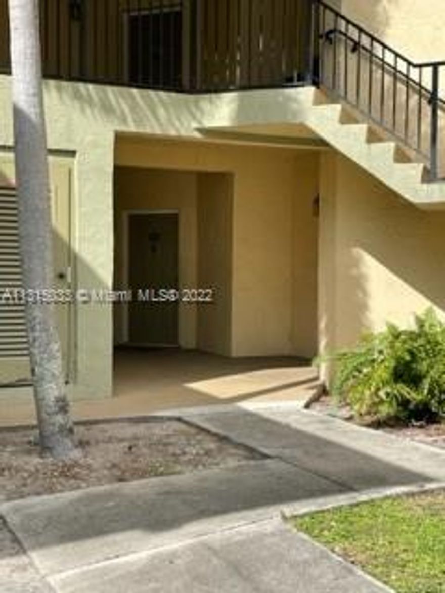 COZY CONDO IN DESIRABLE MARINA OAKS, COME IN LIVE IN THIS BEAUTIFUL COMPLEX WITH A LOT AMMENITIES THAT INCLUIDE SWIMMING POOL,TENNIS COURT,FITNESS CENTER AND CLOSE TO I-95, AND FORT LAUDERDALE AIRPORT DO NOT MISS THIS OPPRTUNITY.