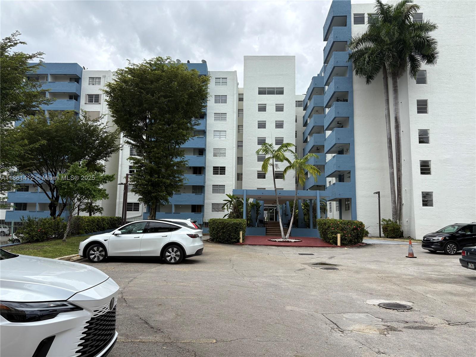 5050 NW 7th St PH1