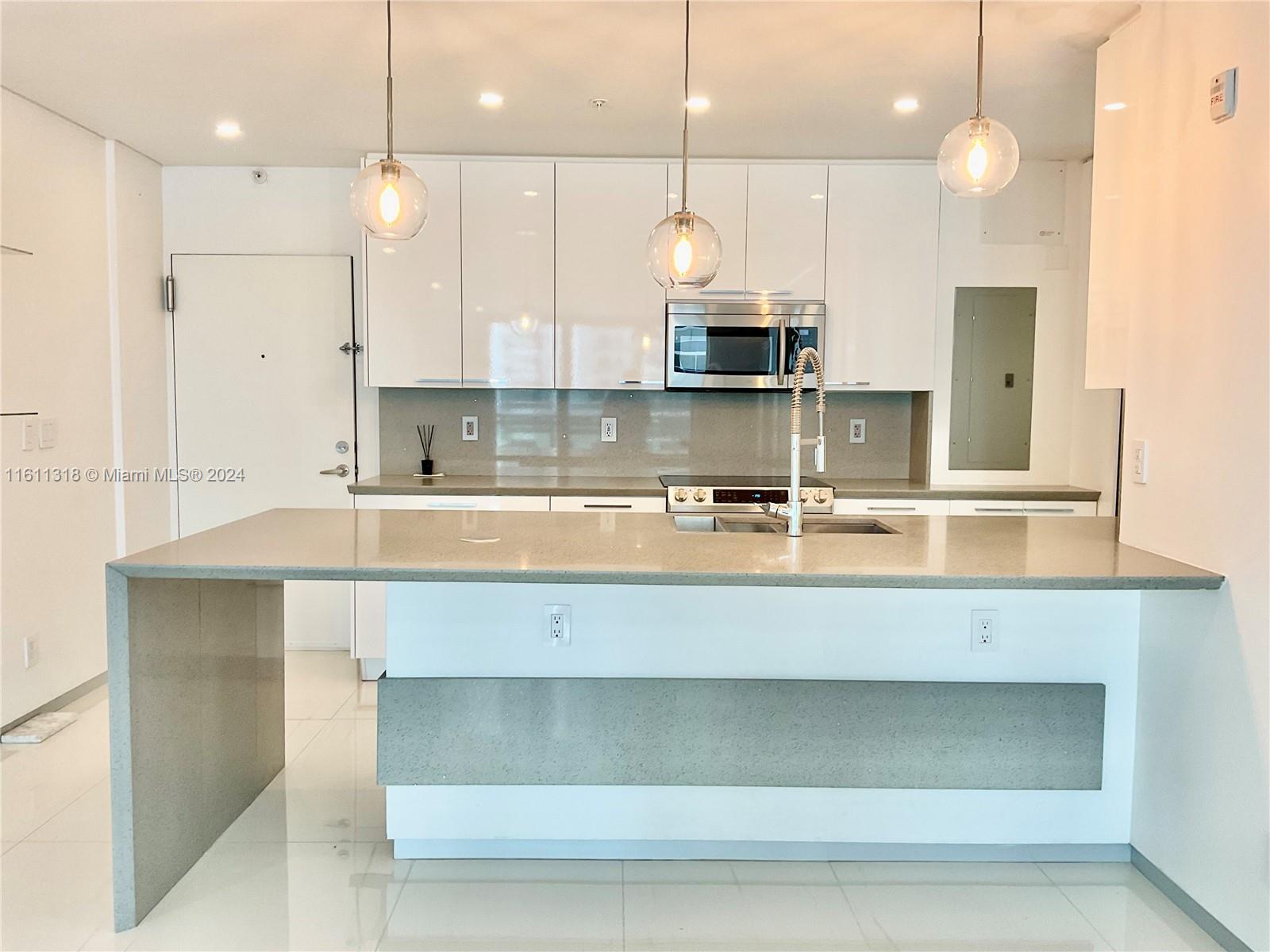 RESIDENCES ON HOLLYWOOD B - Residential