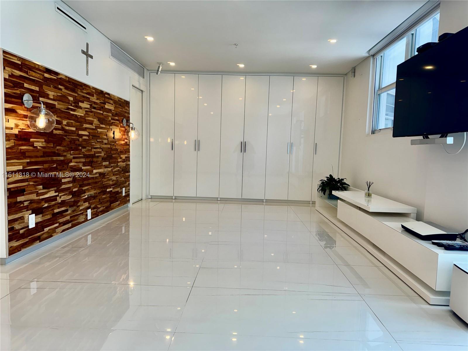 RESIDENCES ON HOLLYWOOD B - Residential