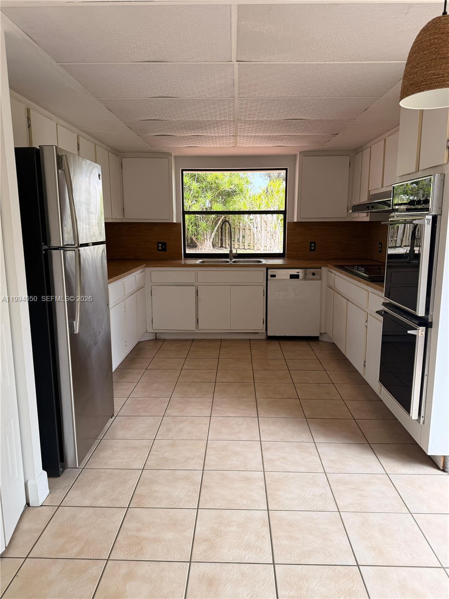 LAKES OF THE MEADOW SEC 2 - Residential