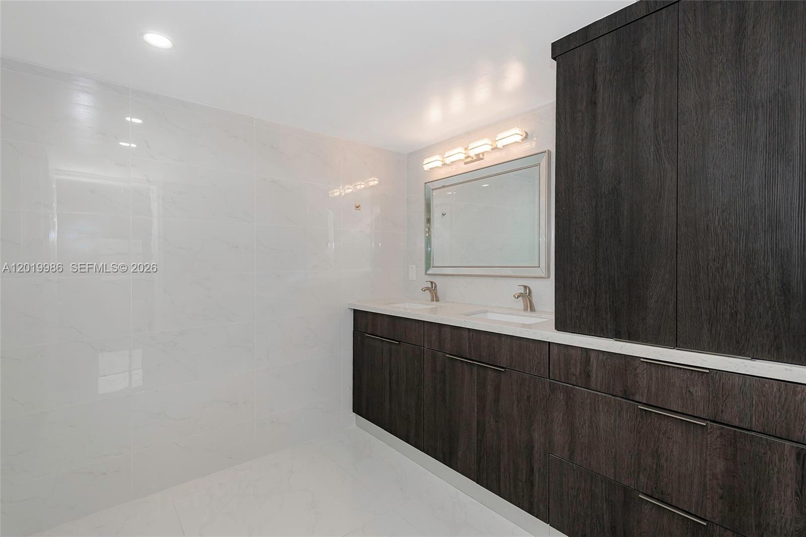 SUMMIT CONDO - Residential