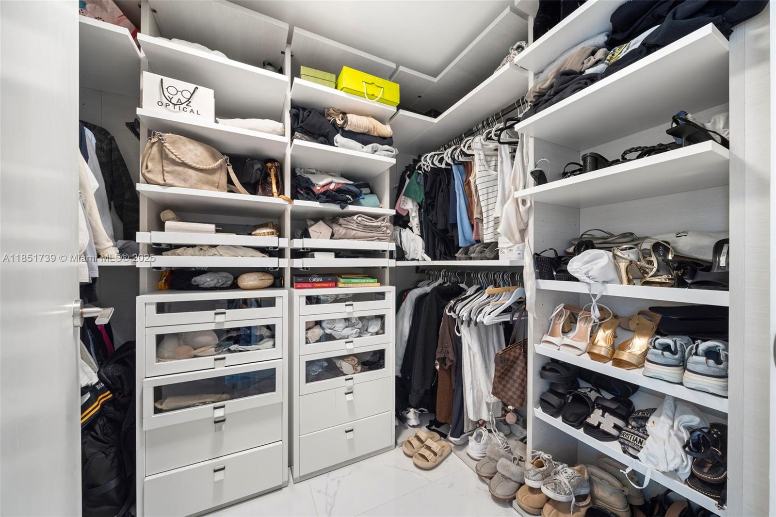 PARQUE TOWERS CONDO - Residential